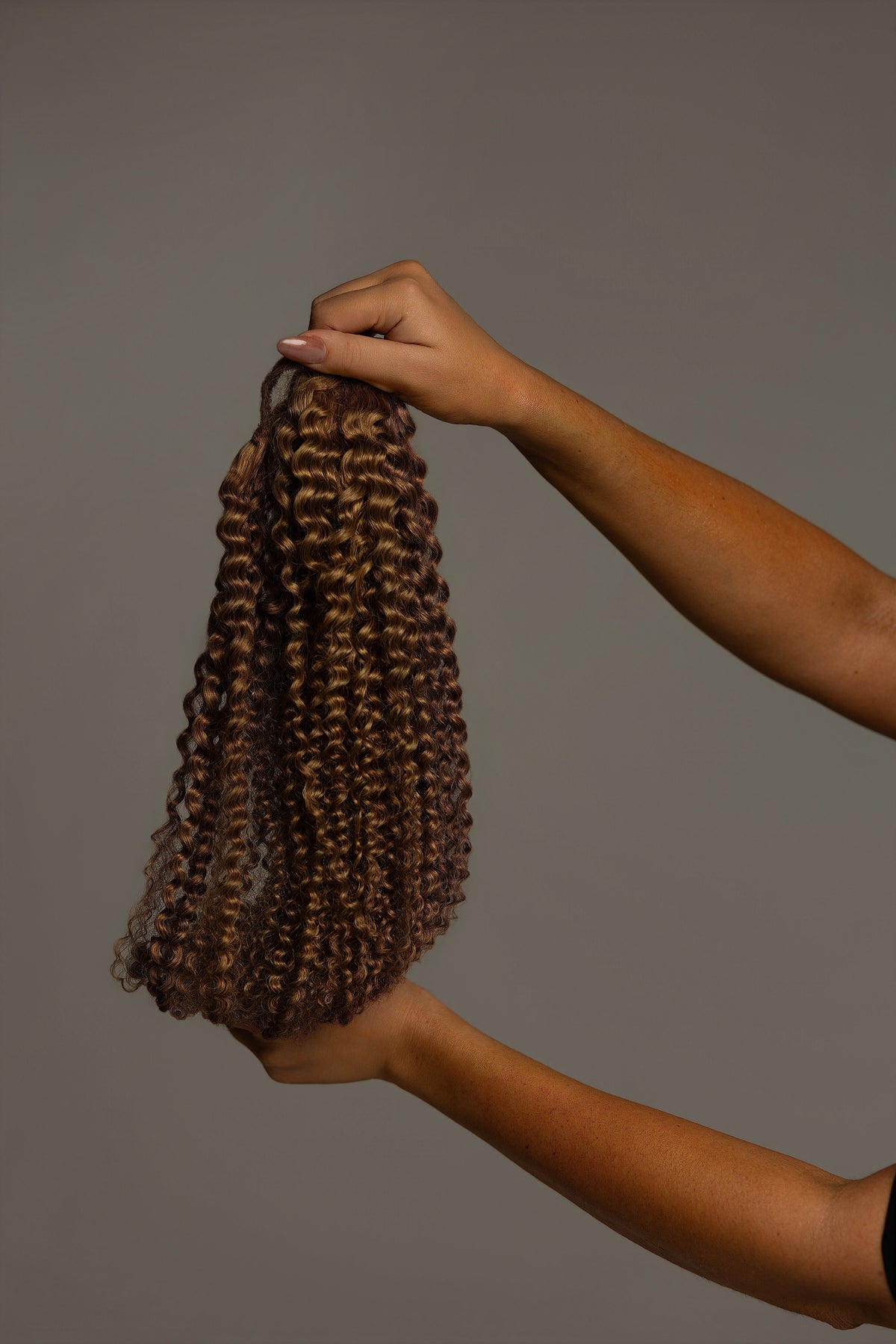 CURLY PONYTAIL CHESTNUT